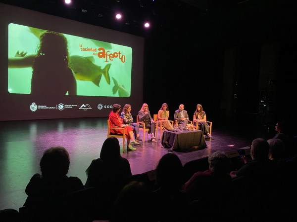 Mesa de di&aacute;logo con las directoras y personas invitadas